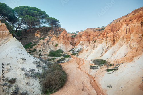 Hautes falaises aux tons profonds allant du rouge au blanchâtre de Praia de Falaisia, Algarve photo