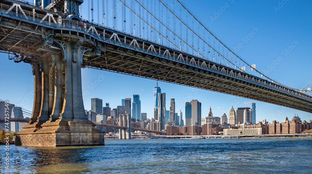 Fototapeta premium Skyline of downtown New York, Brooklyn Bridge and Manhattan.
