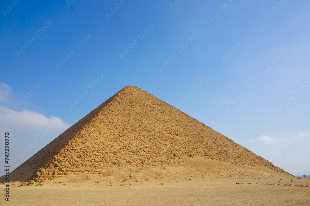 青空のもとのピラミッド
