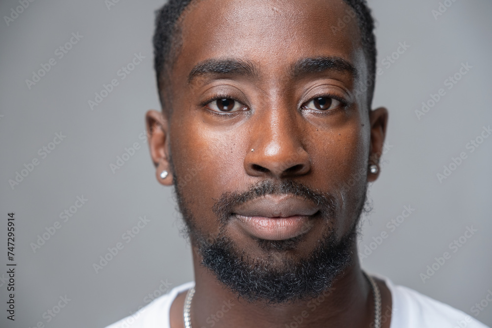 Obraz premium Portrait of pierced man looking at camera