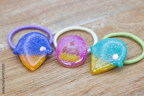 プラ板とレジンで手作りしたスイーツのヘアゴム