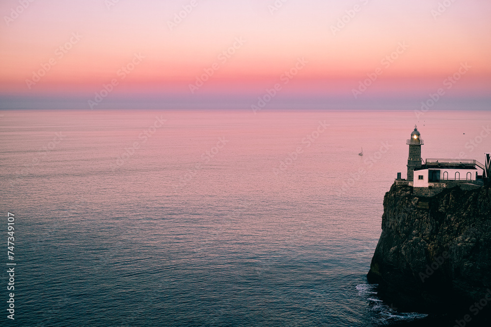 Faro y horizonte de colores sobre el mar