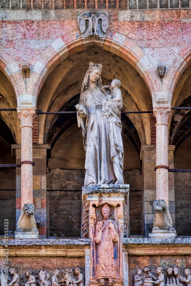 cremona, italien - statue der heiligen maria am dom