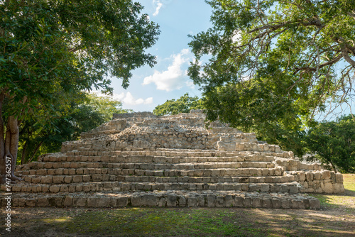 Escalinata en ciudad maya de Edzná, Campeche, México.