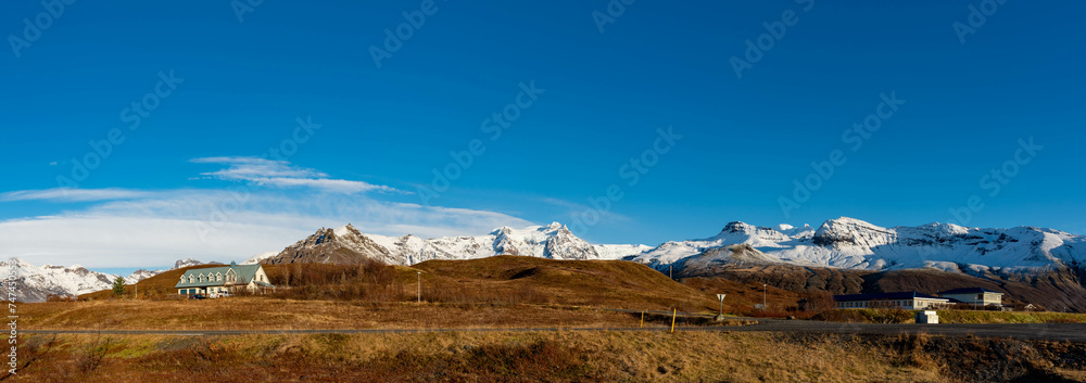 Fototapeta premium Paesaggio islandese con montagne innevate in autunno