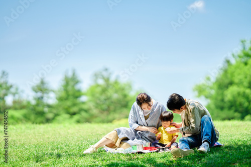 公園でピクニックする家族
