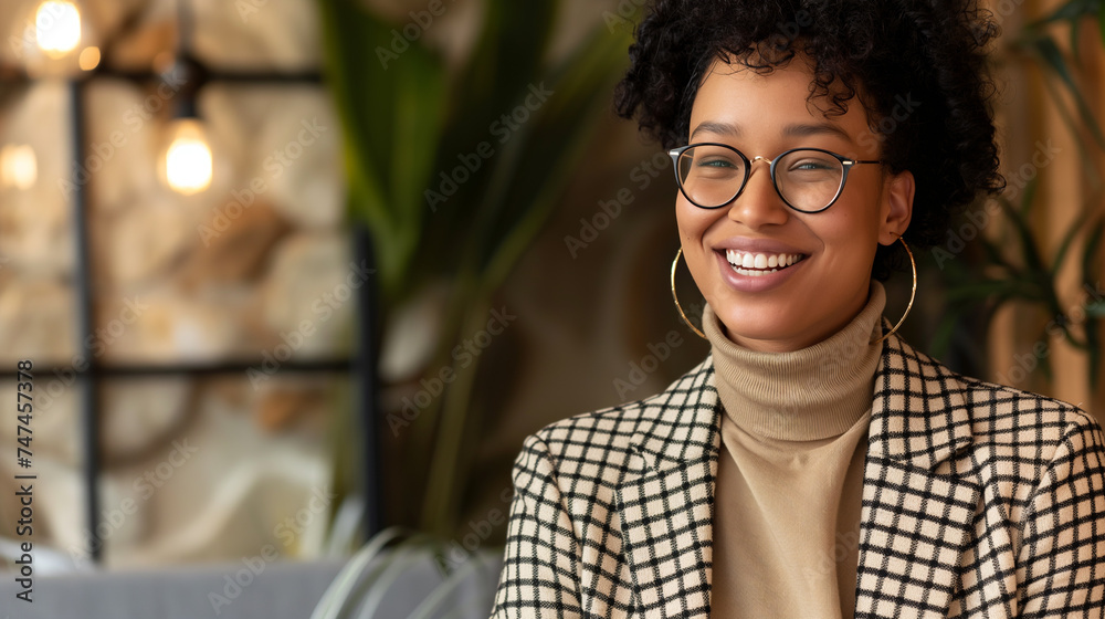 Retrato de uma jovem empresária afro-americana sorrindo no escritório - Wallpaper - obrazy, fototapety, plakaty 