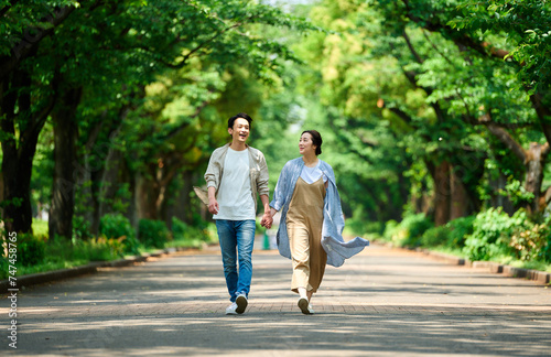 初夏の公園を散歩するカップル