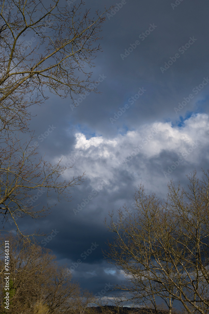Schnelles Wetter im Februar mit schönen Wolken, wechselhafte Situation Schnelles Wetter im Februar mit schönen Wolken, wechselhafte Situation