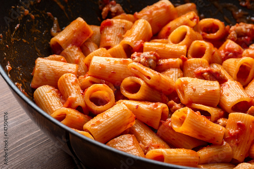 Deliziosi rigatoni con sugo di salsiccia, pasta italiana, cibo europeo 