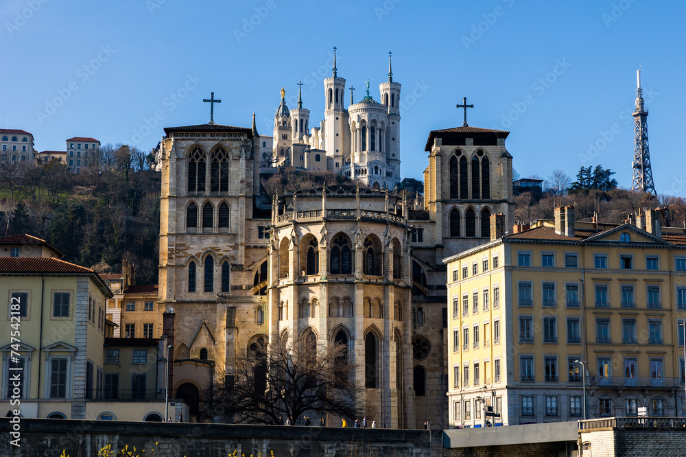 Cathédrale Saint-Jean en contrebas de la Basilique Notre-Dame-de-Fourvière depuis les bords de Saône à Lyon