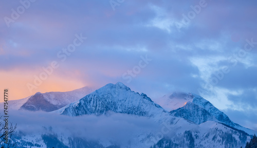 Bergpamorama, verschneit mit abentrot. © G. Maierhofer