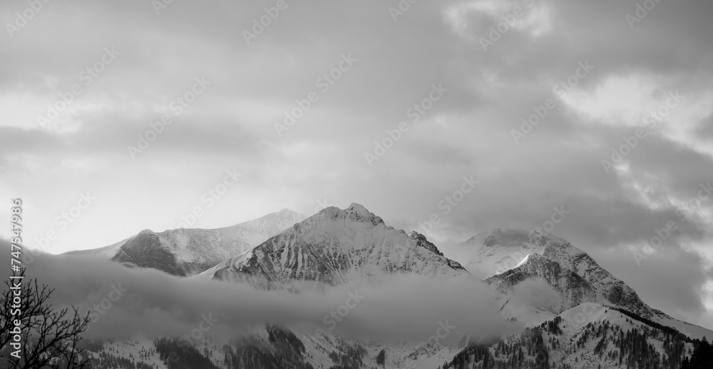 Verschneites Bergpanorama in Schwarzweiß.