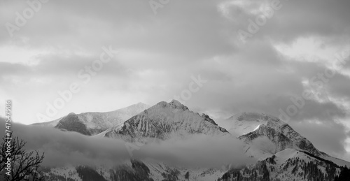 Verschneites Bergpanorama in Schwarzwei  .