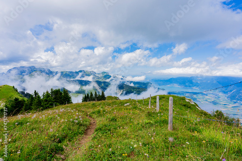 La Montagne avec les nuages - jolie dramatique