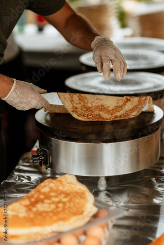 Chef préparant les crêpes pour le goûter photo