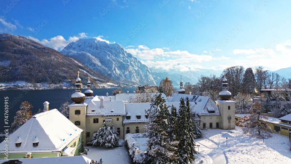 Naklejka premium The country castle Ort on Lake Traunsee in Gmunden in winter with snow.