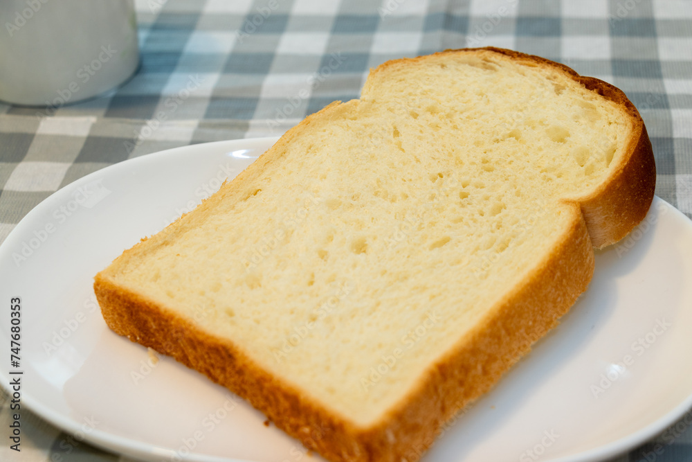 ダイニングテーブルの上に一枚の食パン ダイニングテーブルの上に一枚の食パン