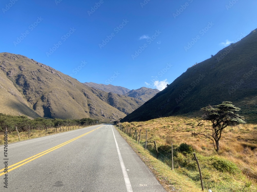 Carretera con cielo azul en medio de montañas lindas