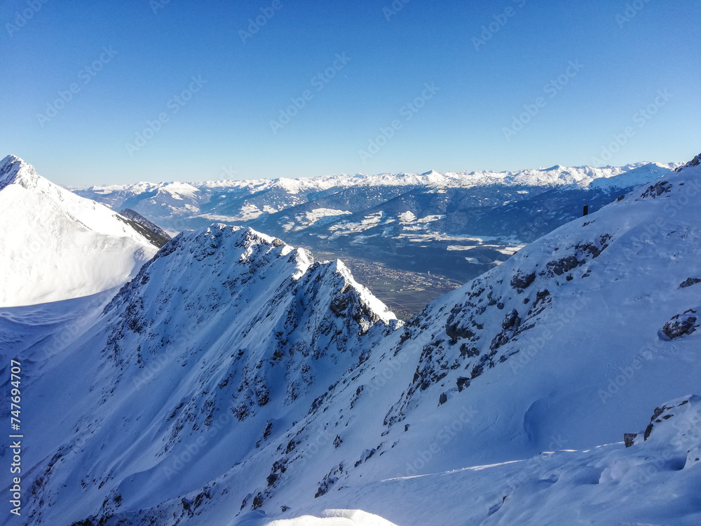 Vista de la cordillera de Norkdette, las montañas nevadas de Innsbruck (Austria)