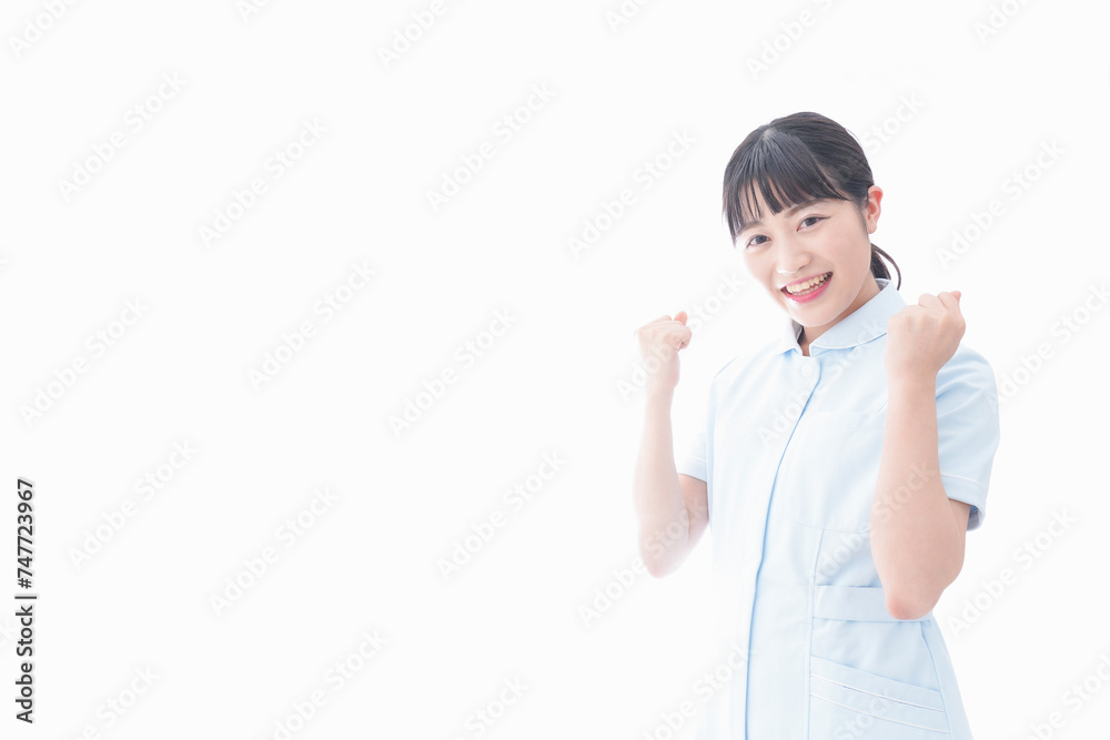 ガッツポーズをする若い看護師 ガッツポーズをする若い看護師