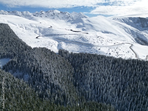 Station de ski enneigée photo