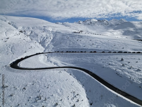 Route qui monte vers la station de ski © Photo Passion