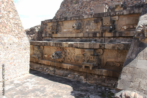 Piramide Teotihuacán, México, Serpiente emplumada