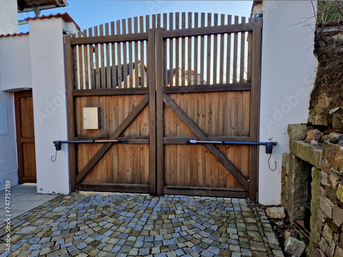 automatic closing with adjustable delay Possibility of opening only one wing of the gate. multiple transmitter and light barrier. the possibility of manual opening of the gate in the event of a power 