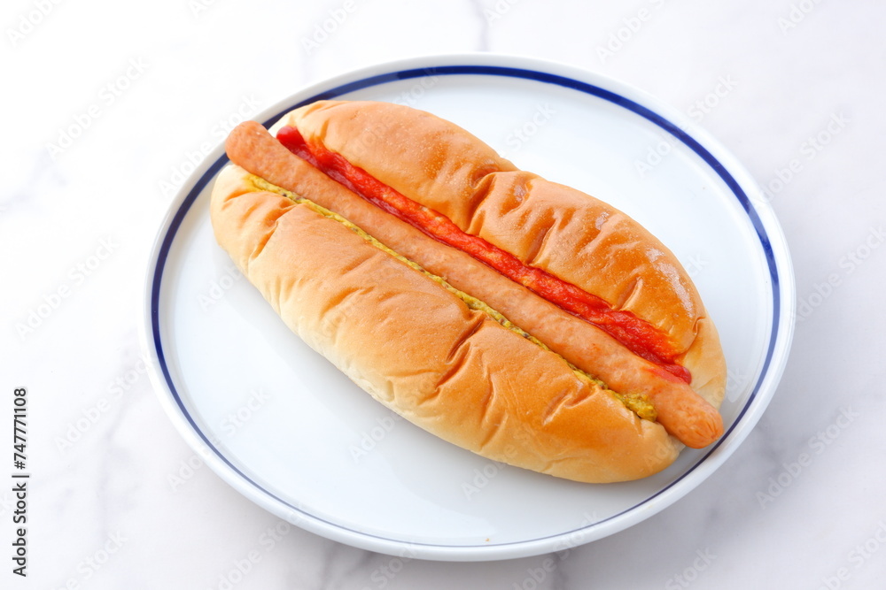 マスタードとケチャップをかけたチョリソー・ソーセージパン（ホットドッグ）
