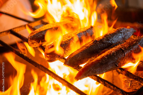 藁焼き鰹のタタキ photo