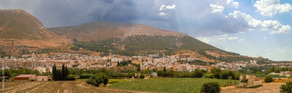 Vista panorámica de Loja desde el norte. Vista de la ciudad y al fondo la Sierra Gorda coronada por unas nubes de tormenta. Loja, Granada, España.
