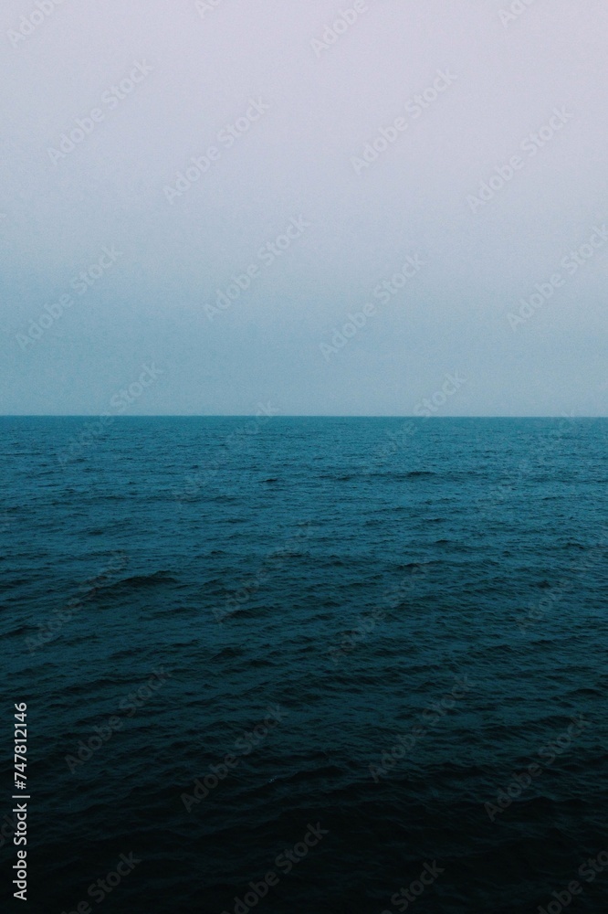 Obraz premium still ocean before a storm