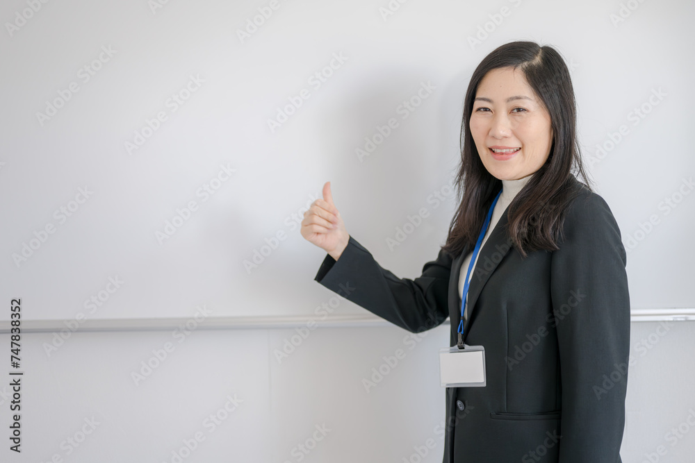 親指を立てる女性 親指を立てる女性
