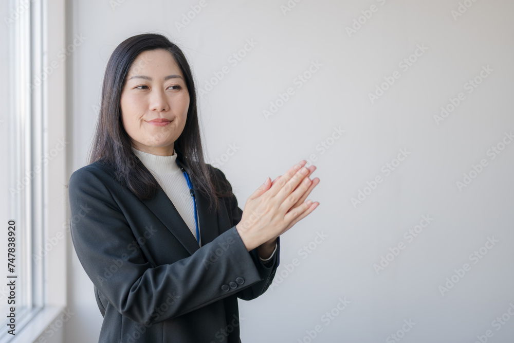 拍手するビジネスウーマン