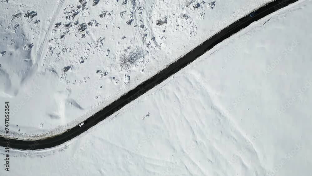 Route vertical sous la neige et arrêt