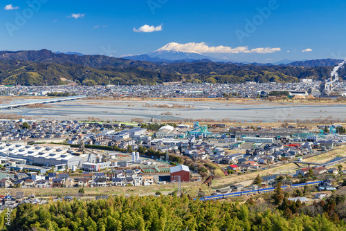 静岡県島田市の牧の原公園から眺める富士山と眼下に広がる島田の市街地・大井川