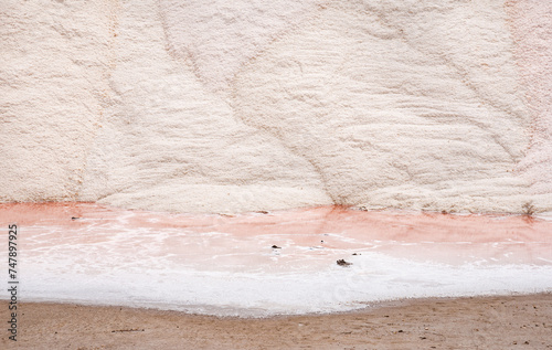 Obraz na płótnie Pink salins d’Aigues-Mortes, Camargue, France. Europe's largest salt marshes Salin-de-Giraud, sea salt production. w salonie