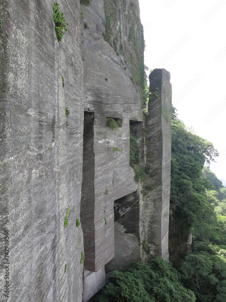 千葉県の鋸山にある石切り場跡（ラピュタの壁）