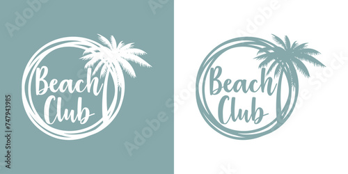 Logo vacaciones de verano. Marco circular con líneas con texto manuscrito Beach Club y silueta de la palma