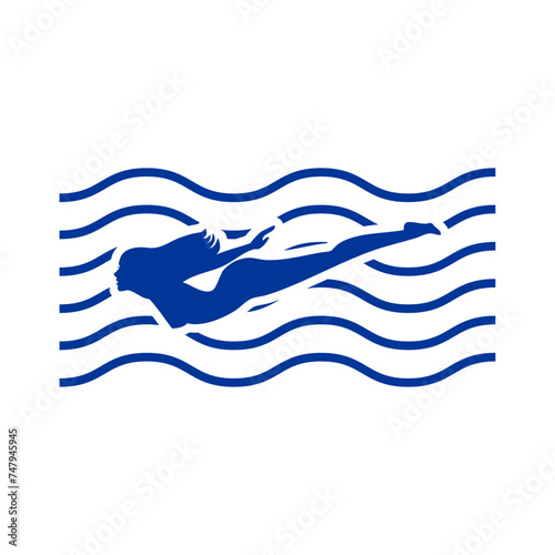 Logo vacaciones de verano. Silueta de mujer joven desnuda nadando con olas de mar o piscina