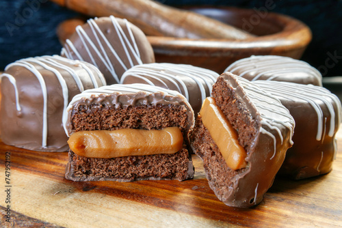 Obraz na plátne Honey bread filled with dulce de leche