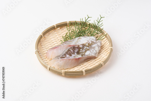 ザルにのった鱈の切り身