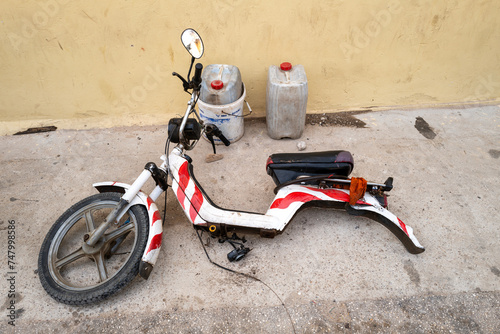 vieille moto en réparation dans l'ancienne ville coloniale de Saint Louis du Sénégal en Afrique photo