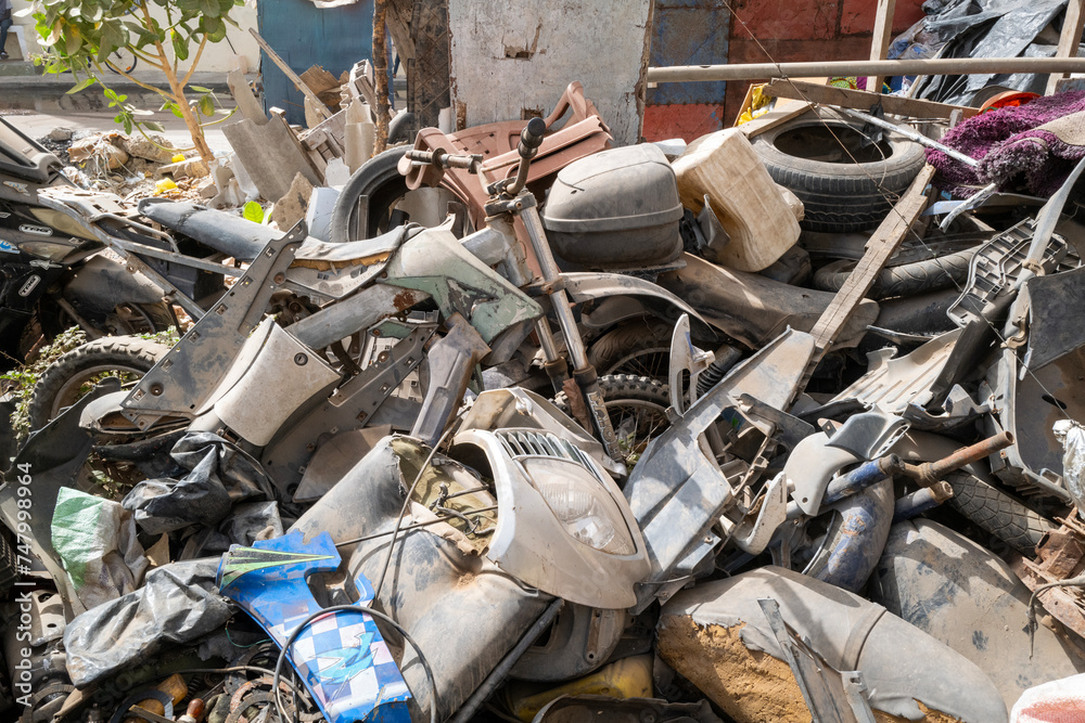 vieille moto en réparation dans l'ancienne ville coloniale de Saint Louis du Sénégal en Afrique vieille moto en réparation dans l'ancienne ville coloniale de Saint Louis du Sénégal en Afrique