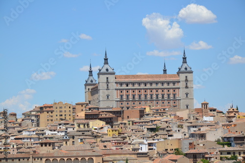 Tolède, Espagne, 21 juillet 2015 : Paysage urbain sur la ville de Tolède et sur l'alcazar 