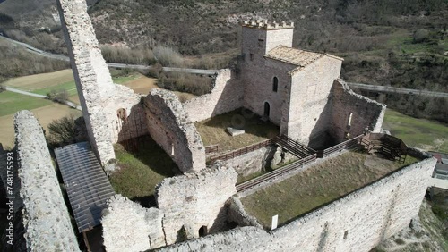 Castello, ripreso dall'alto con drone in mezzo alla natura, risoluzione 4k photo