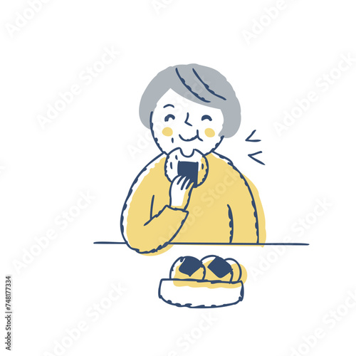 笑顔でおせんべいを食べている女性