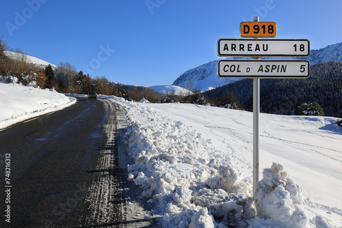 Panneau direction Col d'Aspin en hiver