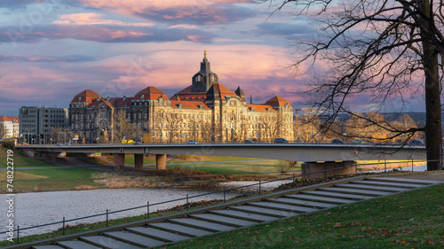 Blick über die Elbe auf die sächsische Staatskanzlei in Dresden photo